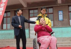 5 tuổi bị đem cho, 8 tuổi gánh cả gia đình, cô bé kiên trì cõng mẹ nuôi bại liệt đi học mỗi ngày