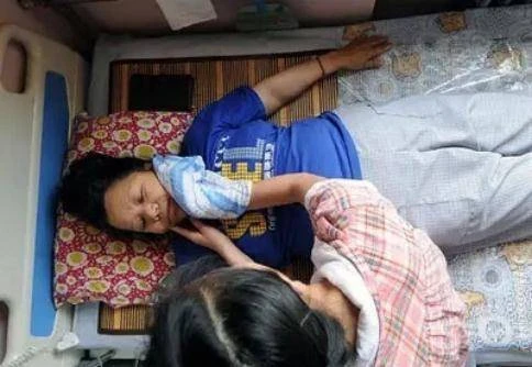 5 tuổi bị đem cho, 8 tuổi gánh cả gia đình, cô bé kiên trì cõng mẹ nuôi bại liệt đi học mỗi ngày