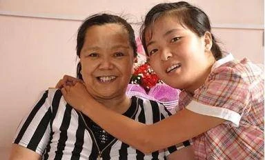 5 tuổi bị đem cho, 8 tuổi gánh cả gia đình, cô bé kiên trì cõng mẹ nuôi bại liệt đi học mỗi ngày