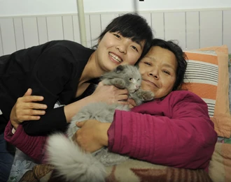 5 tuổi bị đem cho, 8 tuổi gánh cả gia đình, cô bé kiên trì cõng mẹ nuôi bại liệt đi học mỗi ngày