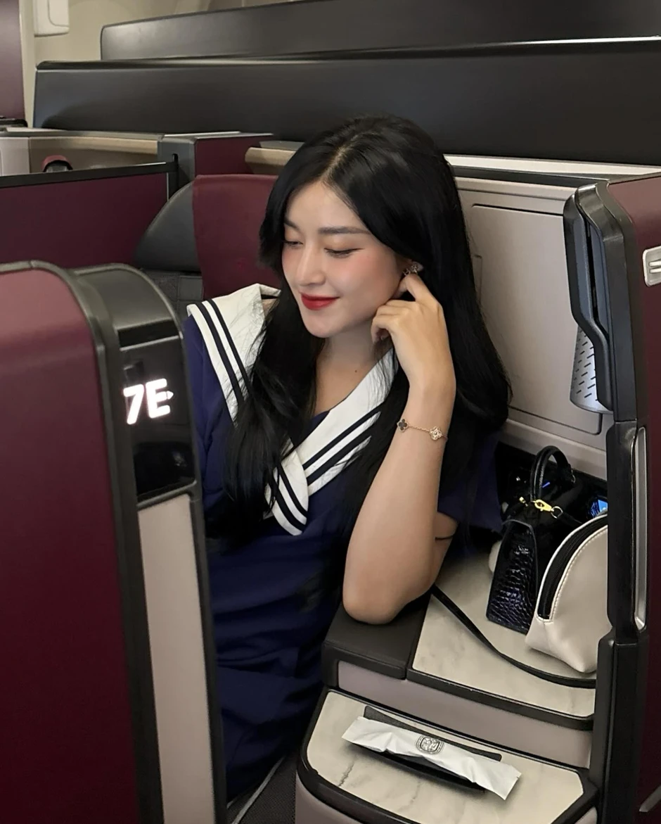 Á hậu Huyền My tiếp tục lên đơn sau vụ đôi giày "bẩn bẩn", netizen nổi nóng: "Tôi điên lắm rồi đấy!" Á hậu Huyền My tiếp tục lên đơn sau vụ đôi giày "bẩn bẩn", netizen nổi nóng: "Tôi điên lắm rồi đấy!"