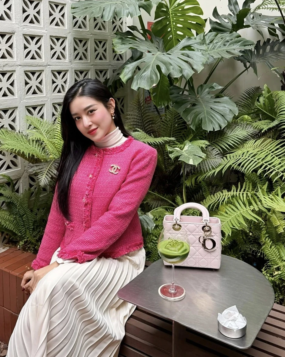 Á hậu Huyền My tiếp tục lên đơn sau vụ đôi giày "bẩn bẩn", netizen nổi nóng: "Tôi điên lắm rồi đấy!" Á hậu Huyền My tiếp tục lên đơn sau vụ đôi giày "bẩn bẩn", netizen nổi nóng: "Tôi điên lắm rồi đấy!"