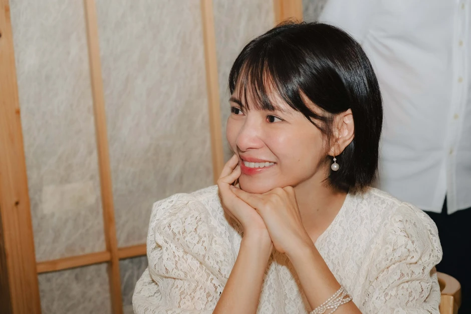 Ảnh hậu vứt bỏ hào quang, nuôi con riêng như con ruột để nhận lại nụ hôn công khai của chồng và "tiểu tam" giữa phố đông