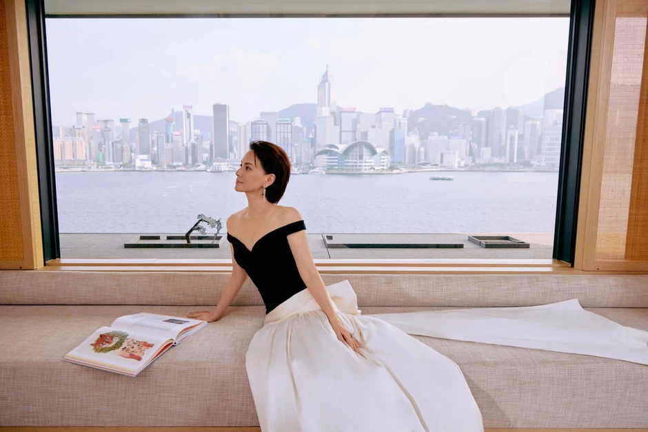 Ảnh hậu vứt bỏ hào quang, nuôi con riêng như con ruột để nhận lại nụ hôn công khai của chồng và "tiểu tam" giữa phố đông