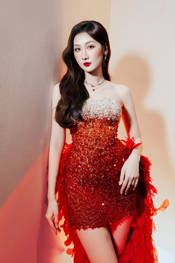 Ảnh sao 1/4: Diệp Bảo Ngọc khoe vườn sân thượng trong biệt thự 100 m2