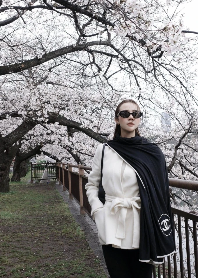 Ảnh sao 10/4: Ái Châu khoe được Huỳnh Đông và con trai cưng chiều hết mực