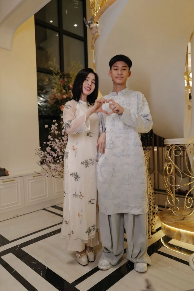 Ảnh sao 10/4: Ái Châu khoe được Huỳnh Đông và con trai cưng chiều hết mực