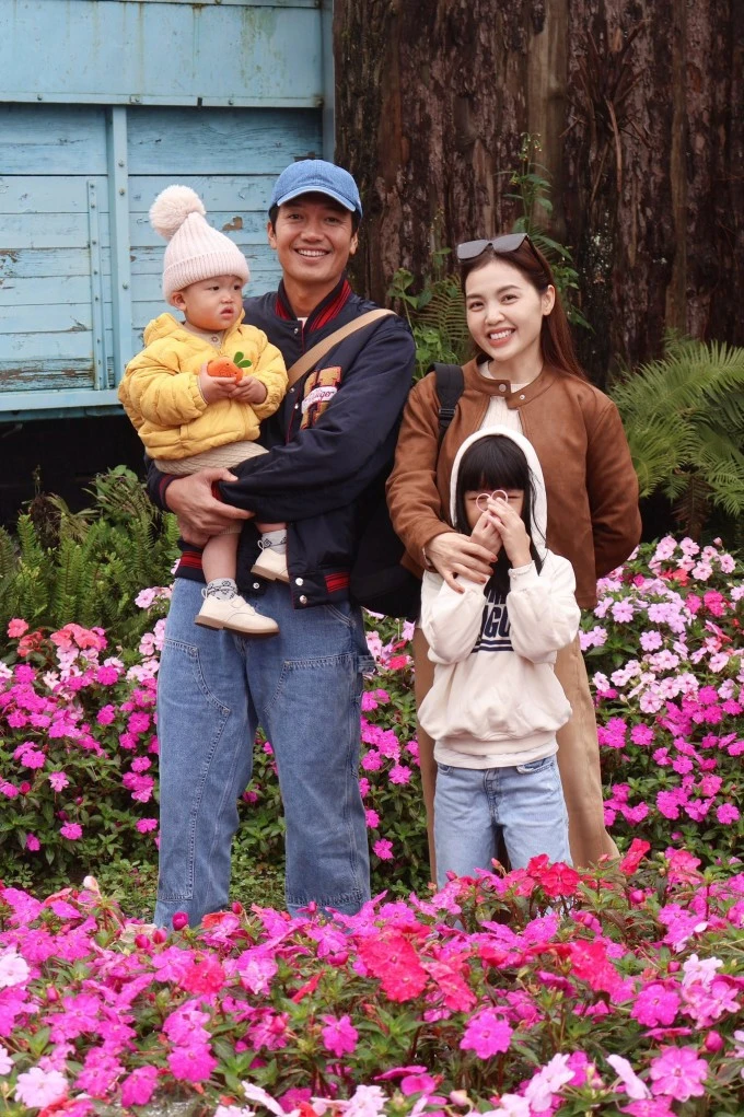 Ảnh sao 10/4: Ái Châu khoe được Huỳnh Đông và con trai cưng chiều hết mực