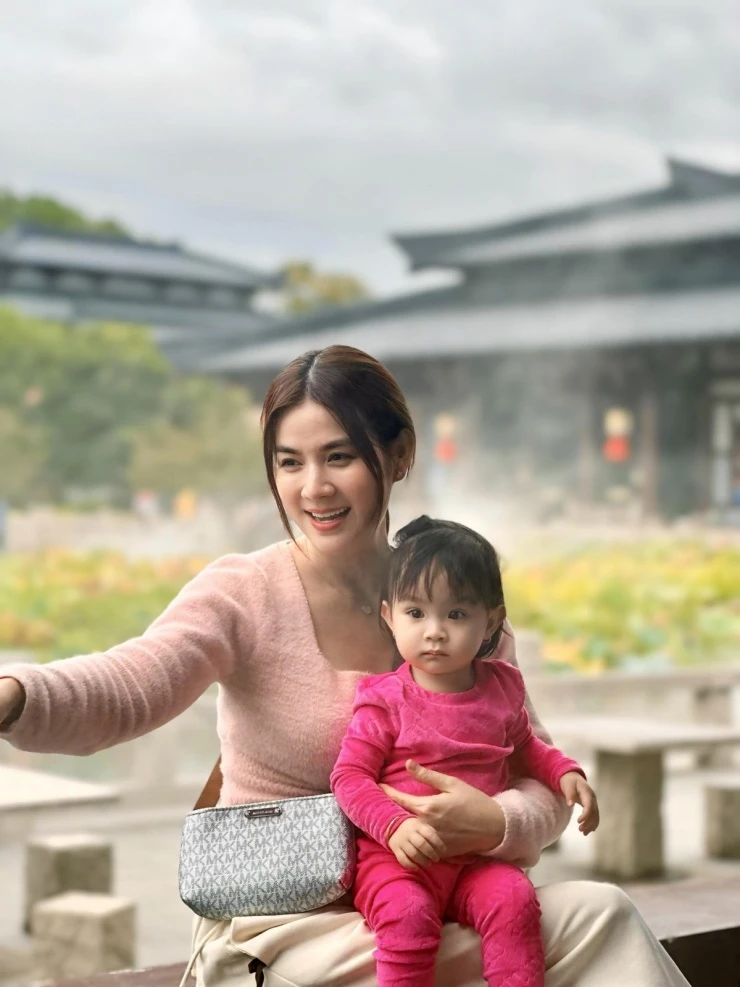 Ảnh sao 11/4: Cặp song sinh nhà Thu Trang cười rạng rỡ Ảnh sao 11/4: Cặp song sinh nhà Thu Trang cười rạng rỡ