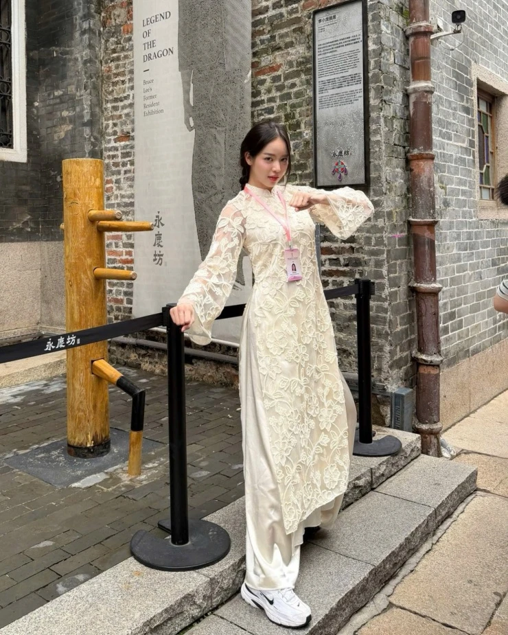 Ảnh sao 13/4: Vợ Đoàn Văn Hậu bế con trai ra sân cổ vũ chồng