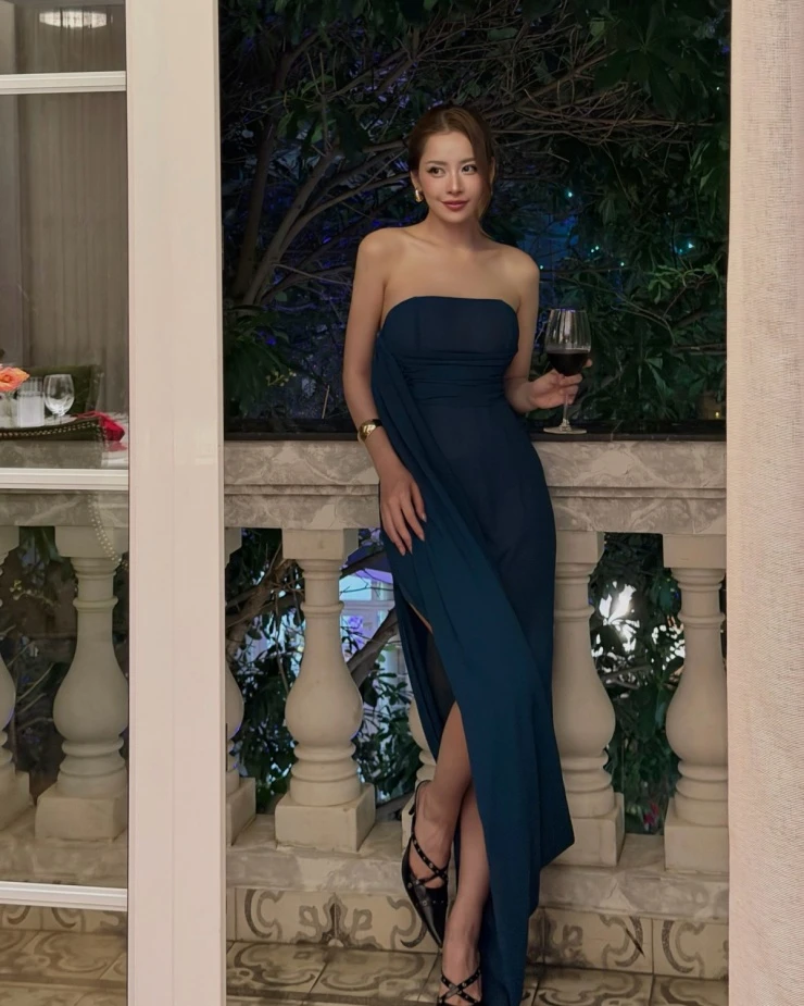 Ảnh sao 13/4: Vợ Đoàn Văn Hậu bế con trai ra sân cổ vũ chồng