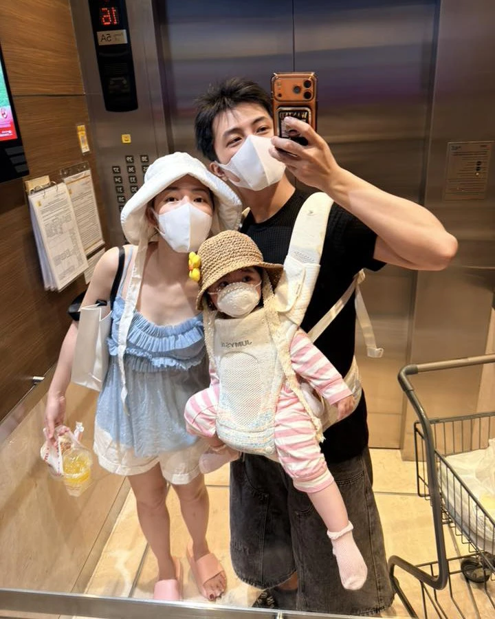 Ảnh sao 13/4: Vợ Đoàn Văn Hậu bế con trai ra sân cổ vũ chồng