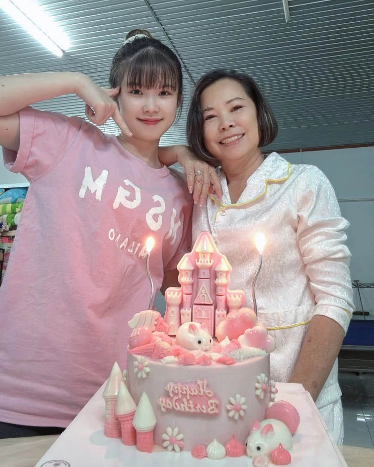 Ảnh sao 13/4: Vợ Đoàn Văn Hậu bế con trai ra sân cổ vũ chồng