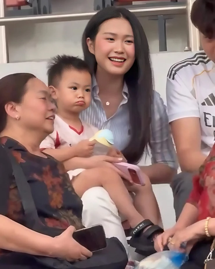 Ảnh sao 13/4: Vợ Đoàn Văn Hậu bế con trai ra sân cổ vũ chồng