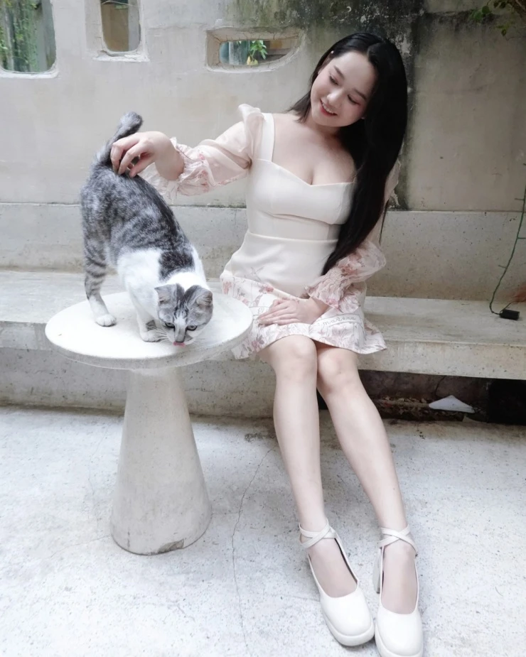 Ảnh sao 13/4: Vợ Đoàn Văn Hậu bế con trai ra sân cổ vũ chồng