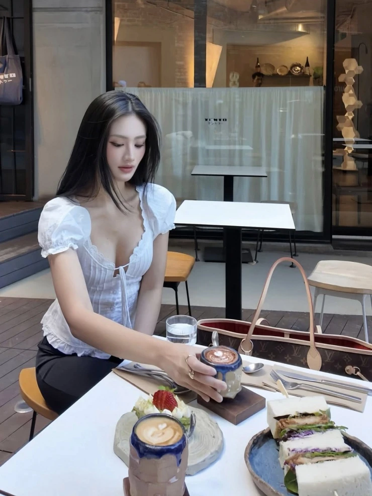 Ảnh sao 15/4: Công chúa hàng hiệu Tiên Nguyễn xách túi tiền tỷ ở Thụy Sĩ