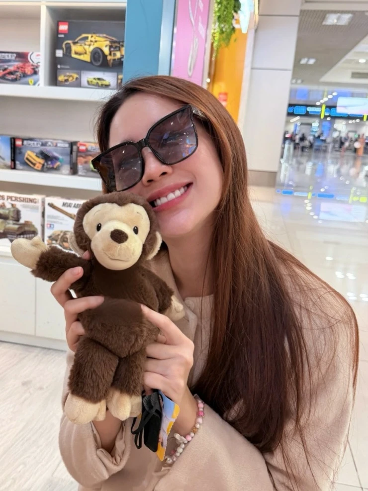 Ảnh sao 15/4: Công chúa hàng hiệu Tiên Nguyễn xách túi tiền tỷ ở Thụy Sĩ