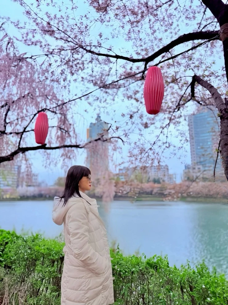 Ảnh sao 16/4: Chồng thiếu gia ra sân bay đón Ngọc Thạch sau chuyến công tác