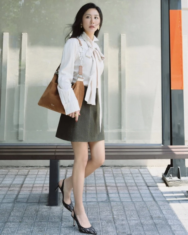 Ảnh sao 16/4: Chồng thiếu gia ra sân bay đón Ngọc Thạch sau chuyến công tác