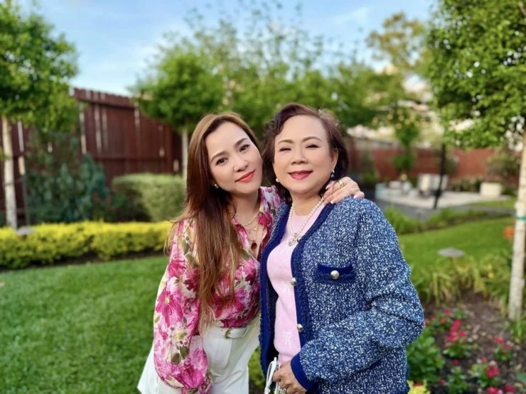 Ảnh sao 16/4: Chồng thiếu gia ra sân bay đón Ngọc Thạch sau chuyến công tác