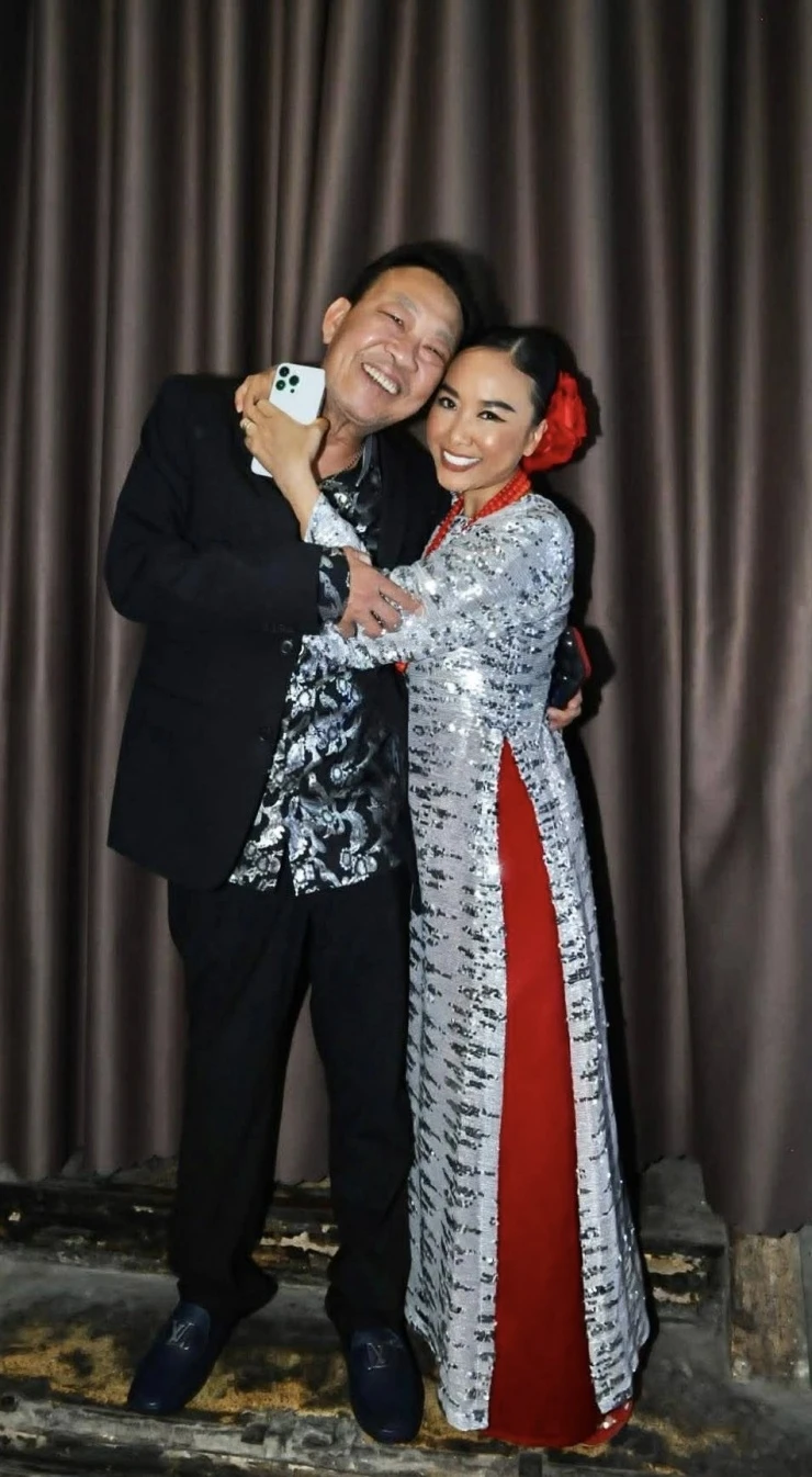 Ảnh sao 16/4: Chồng thiếu gia ra sân bay đón Ngọc Thạch sau chuyến công tác