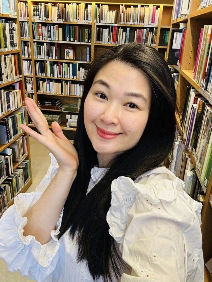 Ảnh sao 16/4: Chồng thiếu gia ra sân bay đón Ngọc Thạch sau chuyến công tác