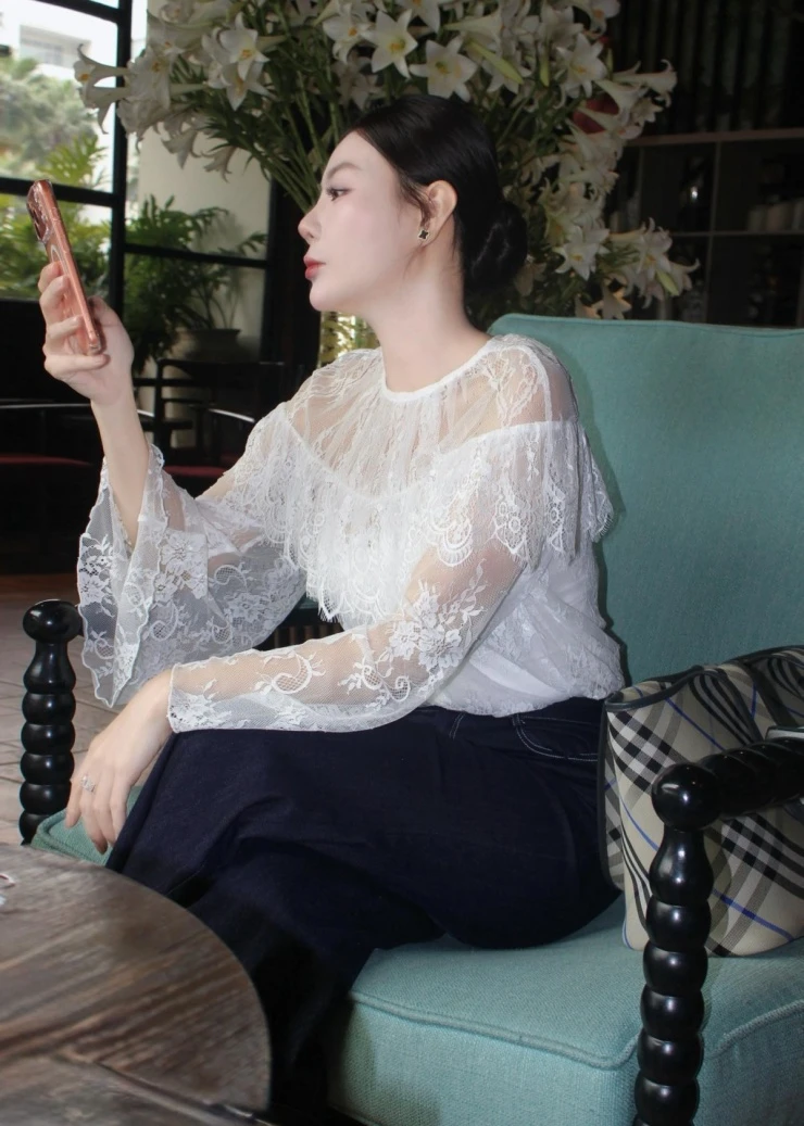 Ảnh sao 16/4: Chồng thiếu gia ra sân bay đón Ngọc Thạch sau chuyến công tác