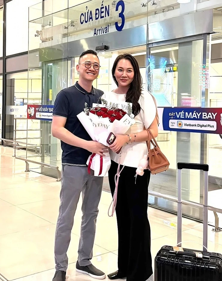 Ảnh sao 16/4: Chồng thiếu gia ra sân bay đón Ngọc Thạch sau chuyến công tác