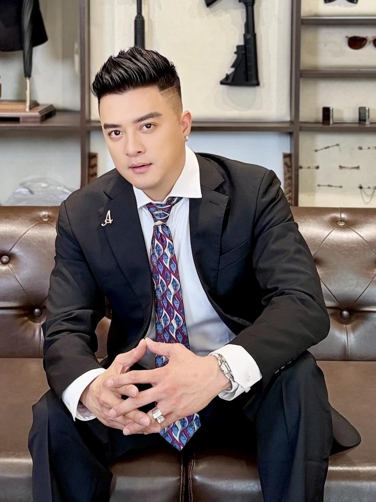 Ảnh sao 16/4: Chồng thiếu gia ra sân bay đón Ngọc Thạch sau chuyến công tác