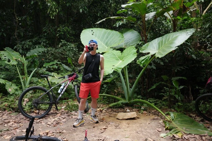 Ảnh sao 17/4: Phương Oanh gọi cặp song sinh là phụ bếp nhí bất ổn