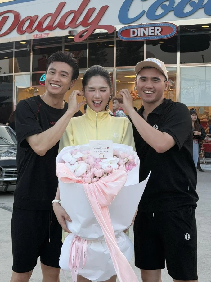 Ảnh sao 17/4: Phương Oanh gọi cặp song sinh là phụ bếp nhí bất ổn