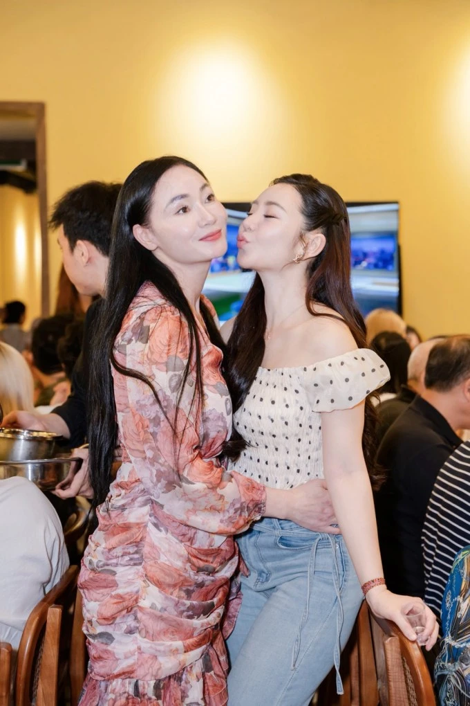 Ảnh sao 17/4: Phương Oanh gọi cặp song sinh là phụ bếp nhí bất ổn