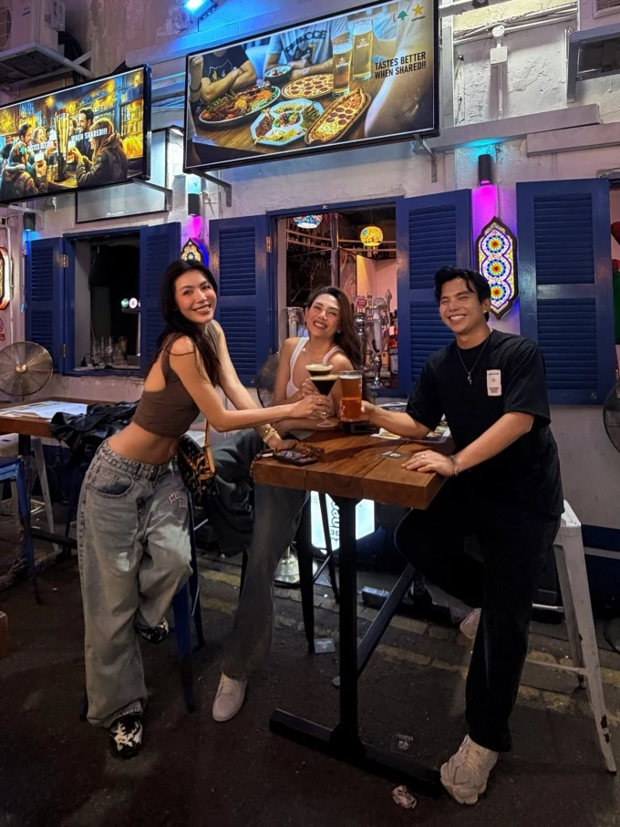 Ảnh sao 17/4: Phương Oanh gọi cặp song sinh là phụ bếp nhí bất ổn