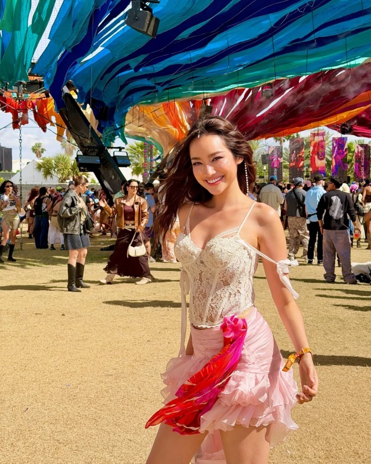 Ảnh sao 18/4: Uyển Ân diện bikini nhỏ hết cỡ khoe ngực đầy