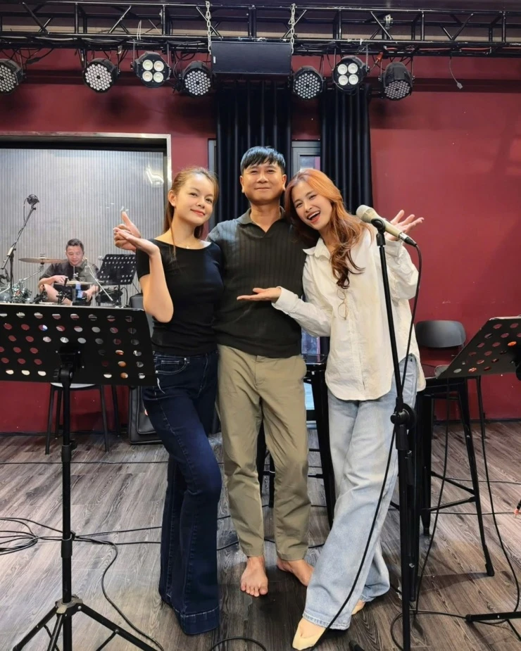 Ảnh sao 18/4: Uyển Ân diện bikini nhỏ hết cỡ khoe ngực đầy