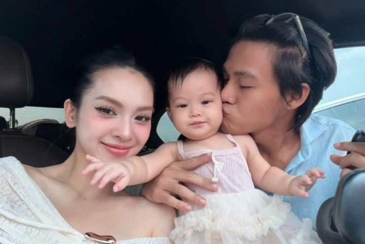 Ảnh sao 18/4: Uyển Ân diện bikini nhỏ hết cỡ khoe ngực đầy