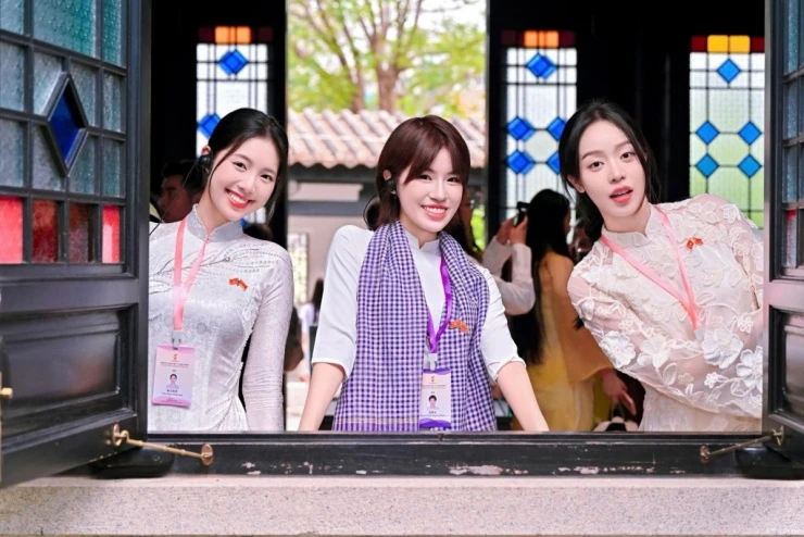 Ảnh sao 18/4: Uyển Ân diện bikini nhỏ hết cỡ khoe ngực đầy