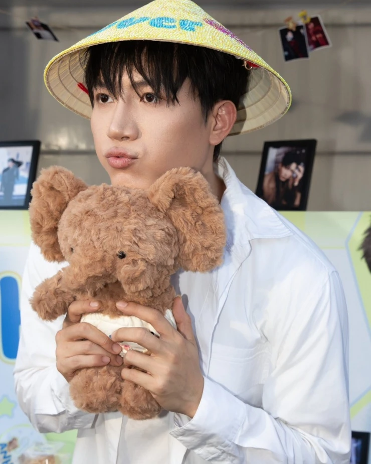 Ảnh sao 18/4: Uyển Ân diện bikini nhỏ hết cỡ khoe ngực đầy