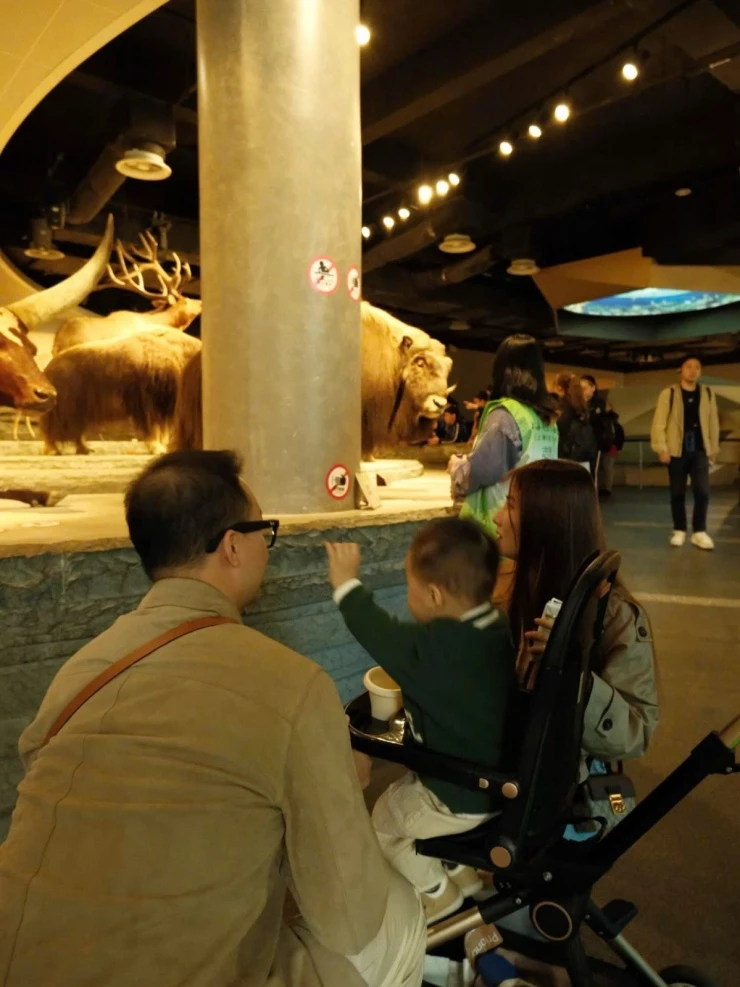 Ảnh sao 19/4: Thanh Thảo thân thiết tình cũ Quang Dũng