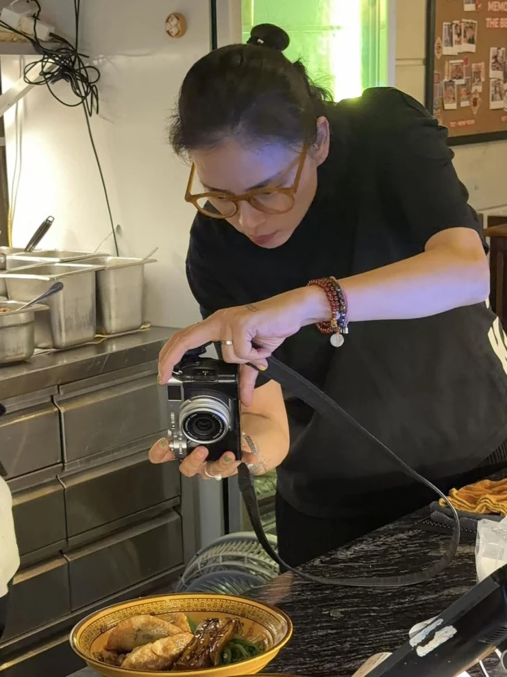 Ảnh sao 19/4: Thanh Thảo thân thiết tình cũ Quang Dũng