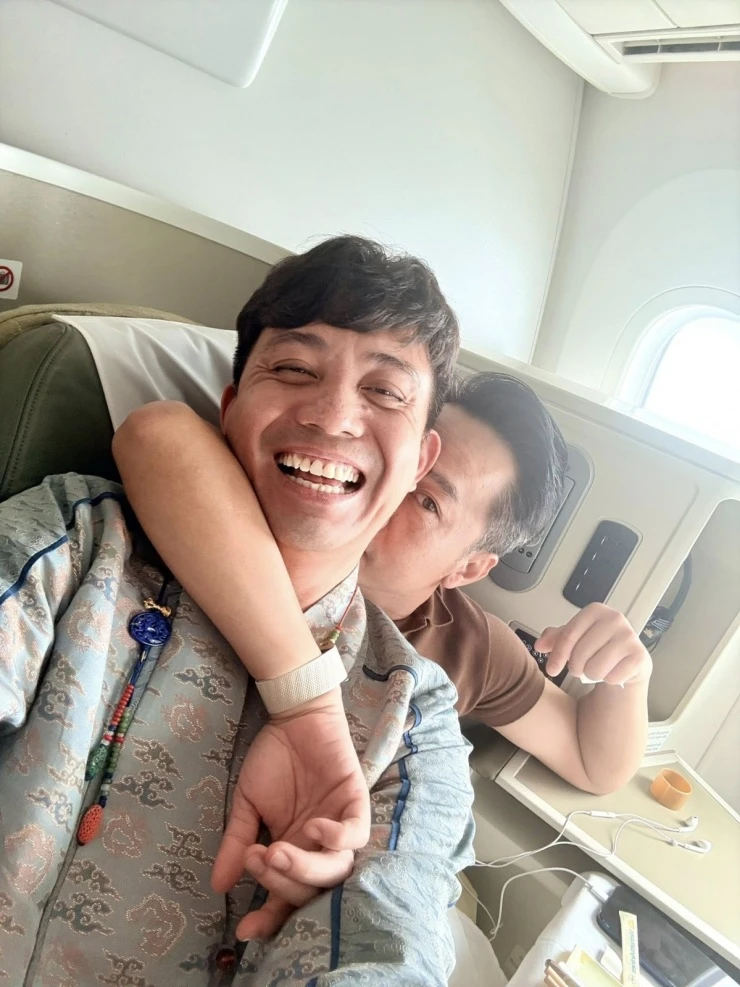 Ảnh sao 19/4: Thanh Thảo thân thiết tình cũ Quang Dũng