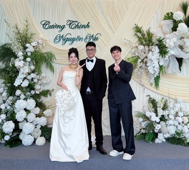 Ảnh sao 19/4: Thanh Thảo thân thiết tình cũ Quang Dũng