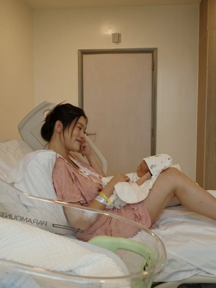 Ảnh sao 19/4: Thanh Thảo thân thiết tình cũ Quang Dũng