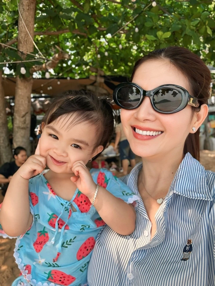 Ảnh sao 19/4: Thanh Thảo thân thiết tình cũ Quang Dũng