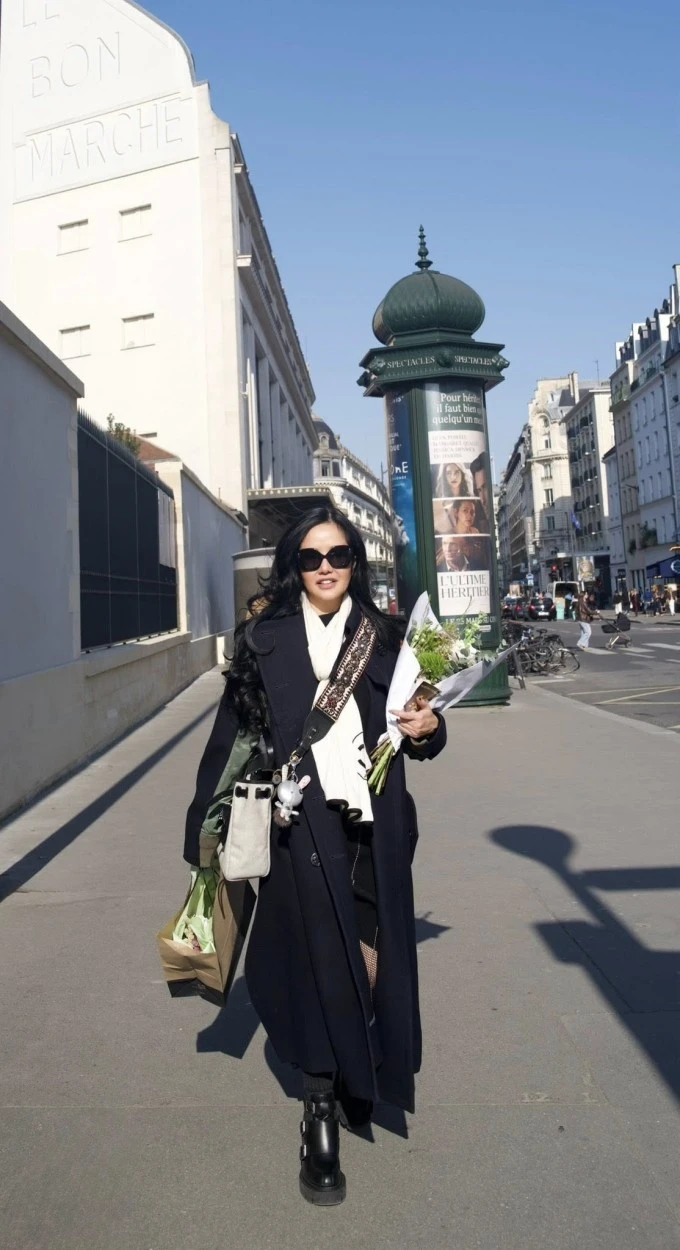 Ảnh sao 2/4: Hồng Nhung được khen đi chợ cũng sành điệu