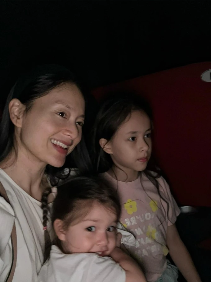 Ảnh sao 2/4: Hồng Nhung được khen đi chợ cũng sành điệu