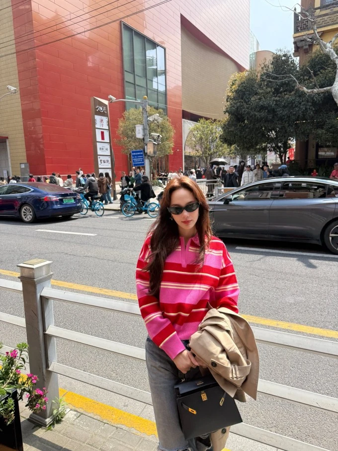 Ảnh sao 2/4: Hồng Nhung được khen đi chợ cũng sành điệu