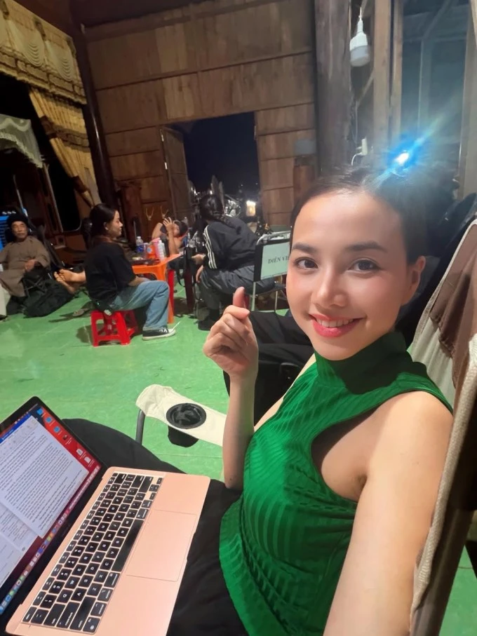 Ảnh sao 2/4: Hồng Nhung được khen đi chợ cũng sành điệu