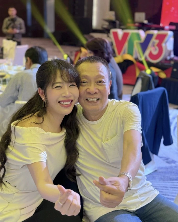 Ảnh sao 2/4: Hồng Nhung được khen đi chợ cũng sành điệu