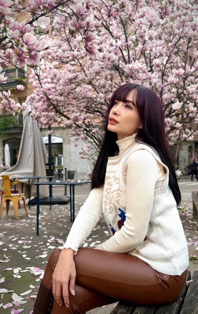 Ảnh sao 2/4: Hồng Nhung được khen đi chợ cũng sành điệu